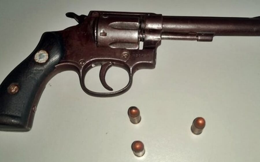 Mulher tenta matar adolescente e jovem em Campo Grande, mas arma falha e ela acaba presa