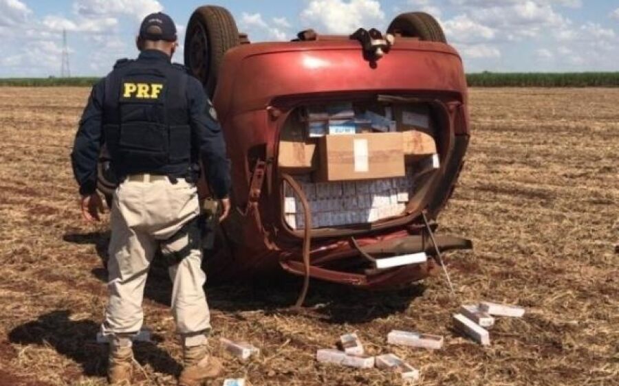 Carro capota durante perseguição e 400 mil cigarros são apreendidos