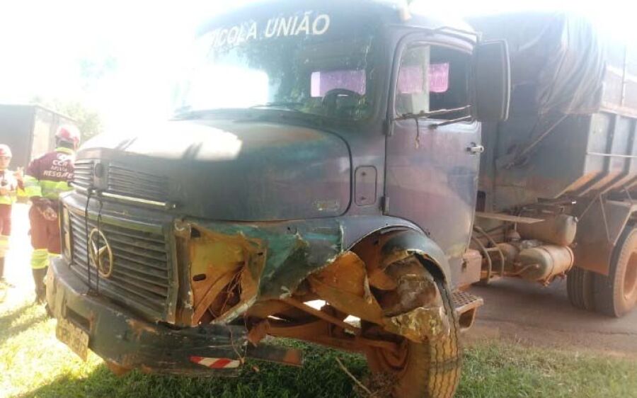 Colisão na BR-163 entre caminhonete e caminhão resulta apenas em danos materiais em São Gabriel