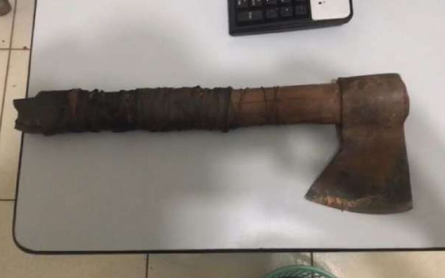 Jovem é preso após tentar matar  homem com golpes de machado