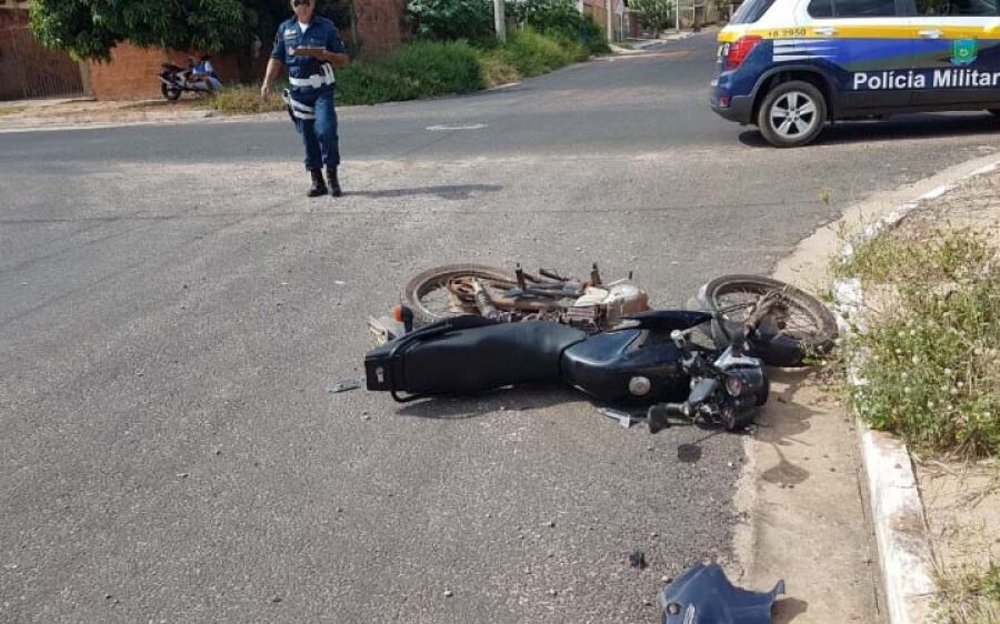 Motociclista sofre fratura no braço em colisão com carro no Altos de São Pedro