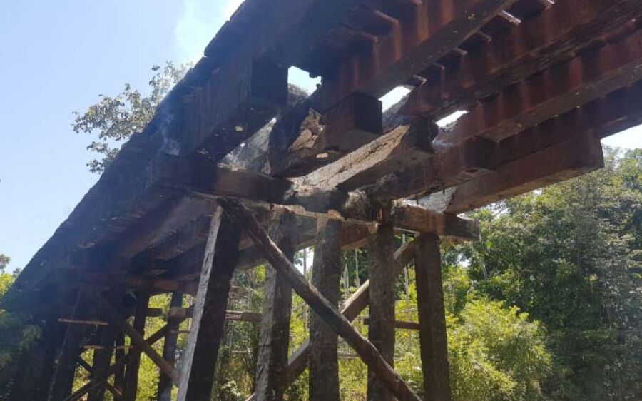 Um incêndio criminoso destruiu o que restava da ponte do Córrego Figueira, em Coxim.  O fogo foi ate