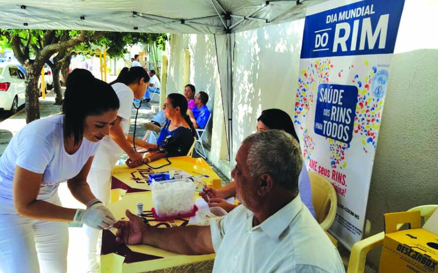 Equipe do Hospital  Regional orienta população sobre doenças renais