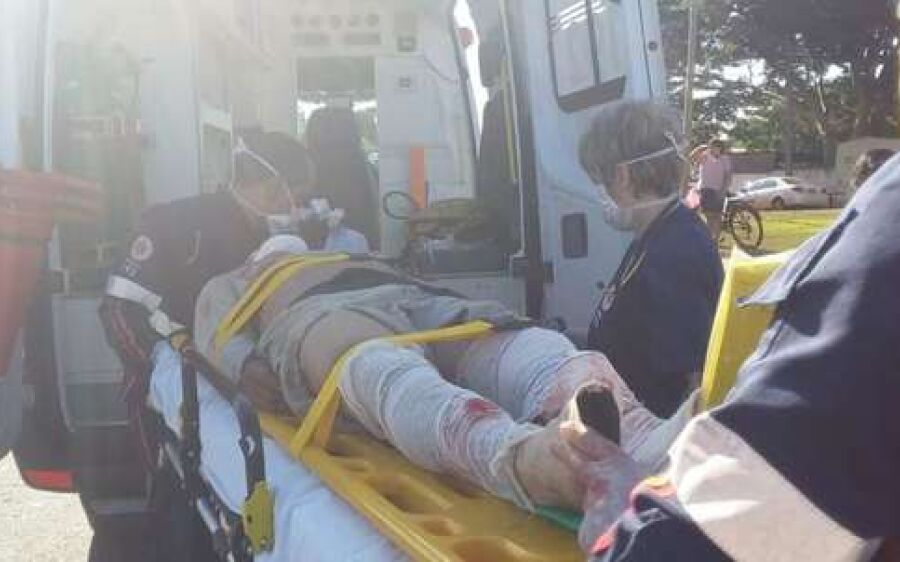 Motociclista bate em carreta e fica gravemente ferido