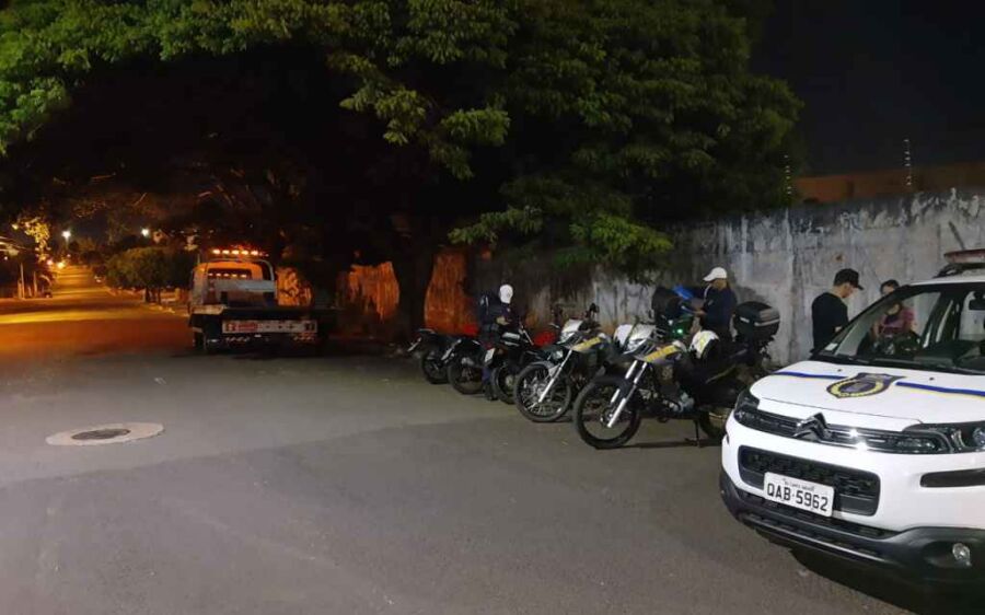 Motociclista bêbado tenta atropelar policial para fugir de blitz
