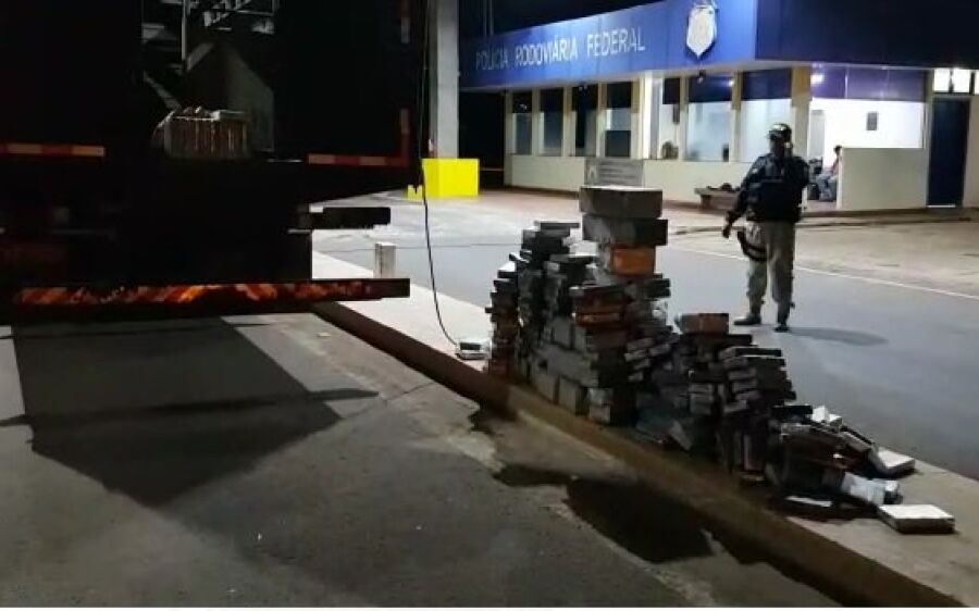 Cocaína avaliada em R$ 8 milhões é apreendida em fundo falso de caminhão