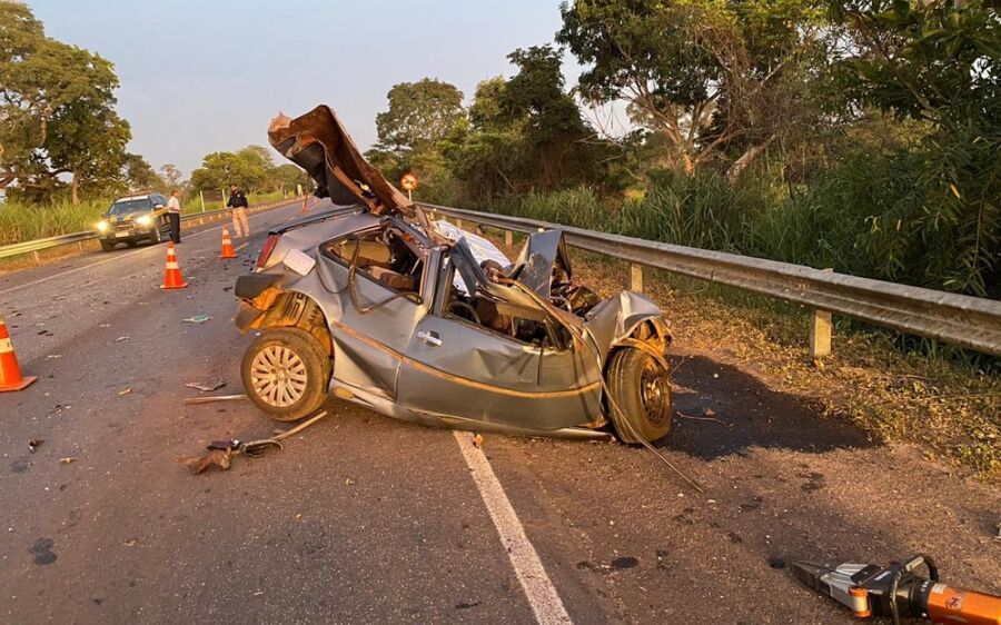 Homem morre ao colidir carro de frente com ônibus na BR-262, em Mato Grosso do Sul