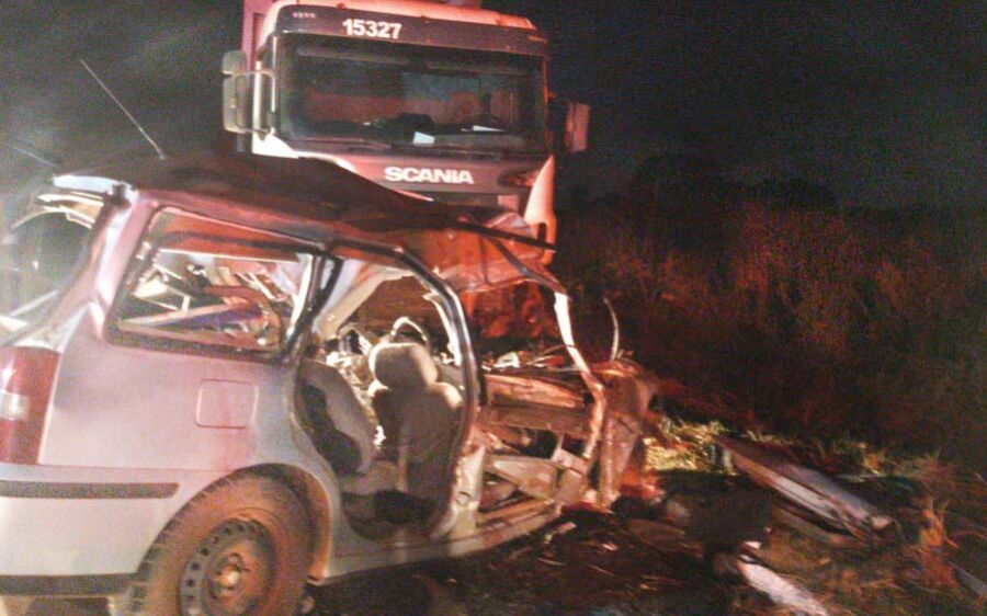 Cinco pessoas da mesma família morrem na colisão de carro com carreta bitrem canavieira em MS