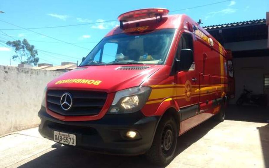 Briga de 'noinha' termina com mulher esfaqueada em campo de futebol