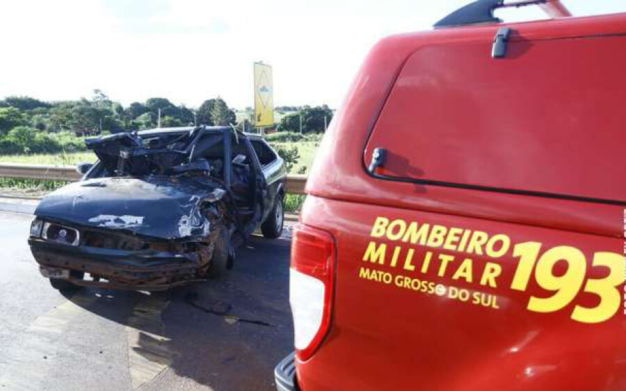 Pai sai para trocar enxoval da recém-nascida, bate em carreta e fica preso às ferragens