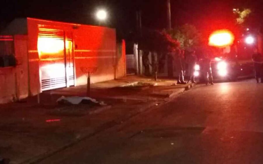 Rapaz é executado com oito tiros em frente a casa na Capital