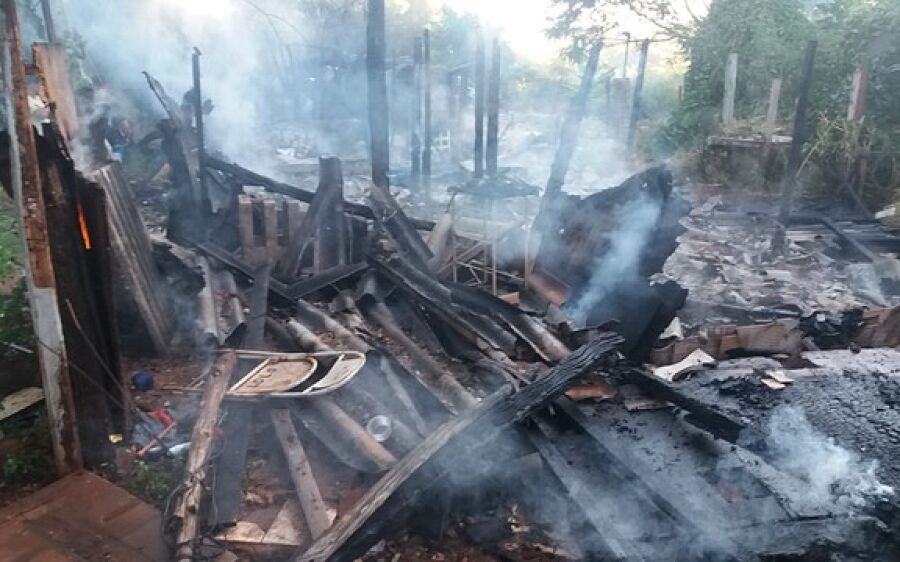 Incêndio deixa dois jovens feridos e destrói três barracos na Capital