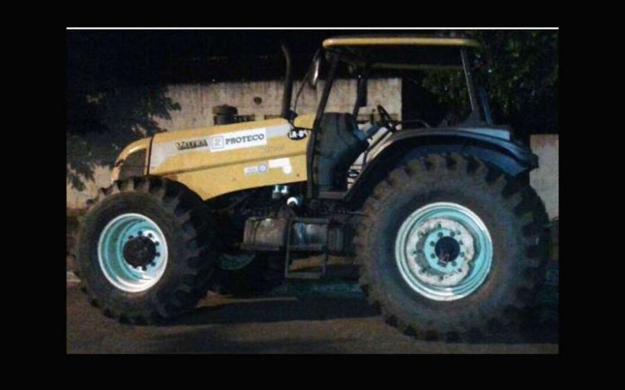 Homem é atropelado por trator ao tentar rebocar caminhonete em vala