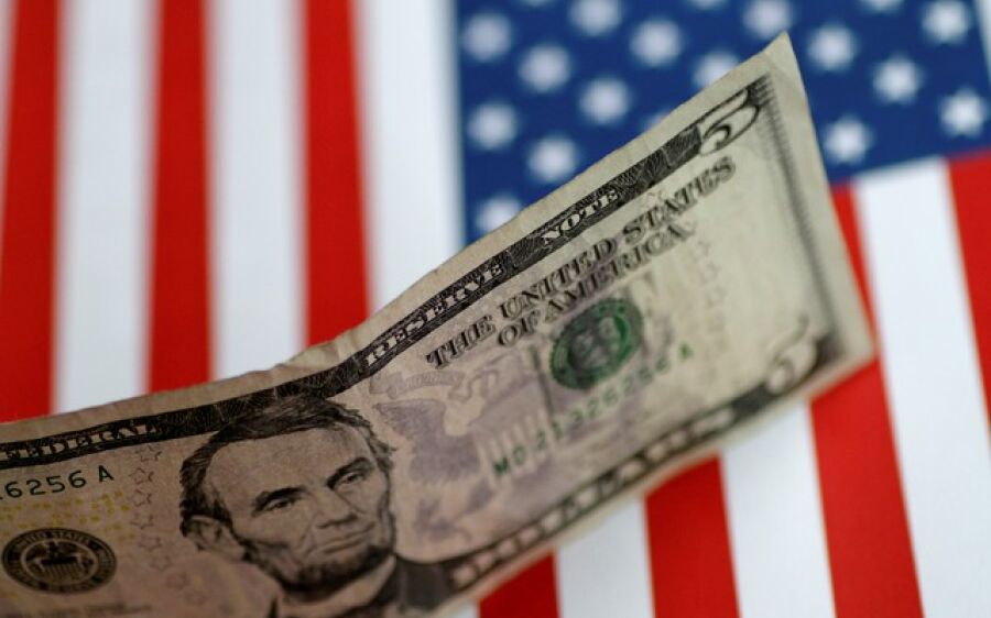 Dólar opera em queda e volta a ficar abaixo de R$ 5