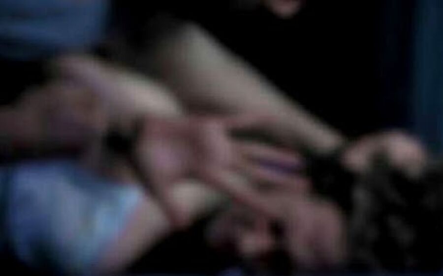 Criança pula janela e pede ajuda para avó que era enforcada pelo pai
