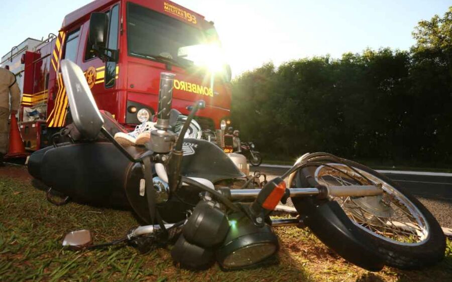 Motociclista perde controle, bate cabeça em meio-fio e é socorrido em estado grave