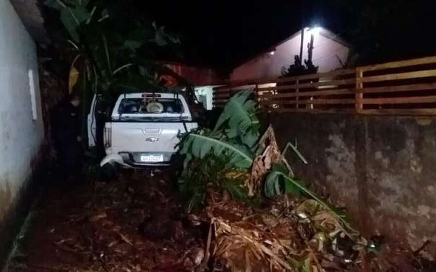 Após ser alvejado por pistoleiros, homem invade casa com carro e morre