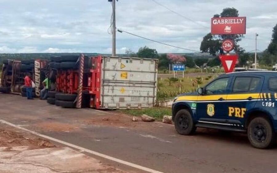 Populares jogam pedras em PMs ao tentarem saquear carga de frango de caminhão que tombou em rodovia