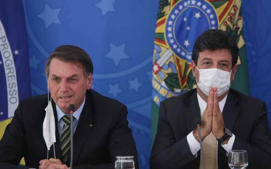 Bolsonaro desautoriza Mandetta, visita comércio de Brasília e forma aglomerações