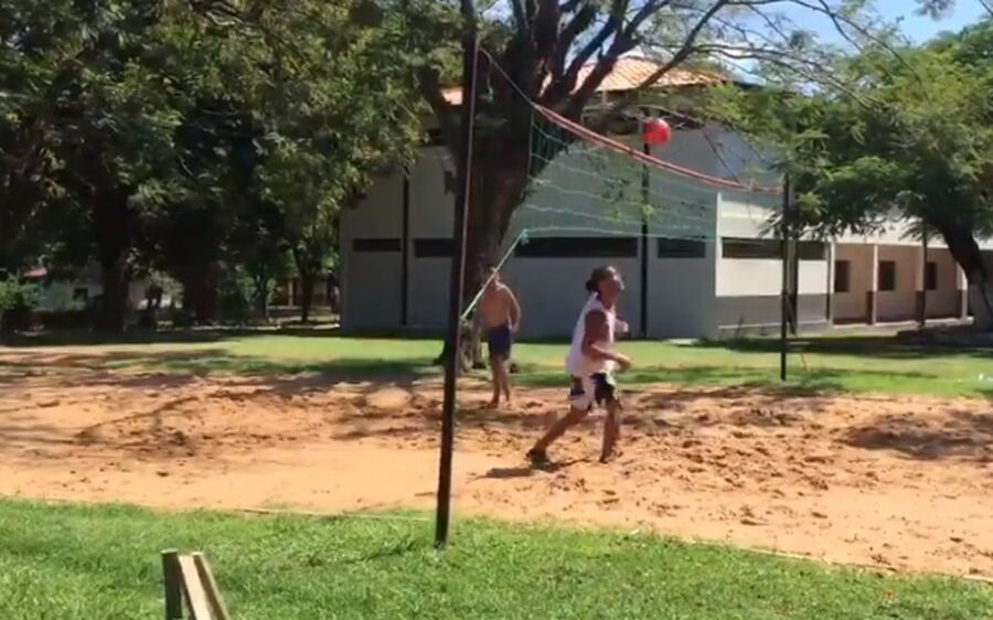 Ronaldinho joga futevôlei com outros presos no Paraguai