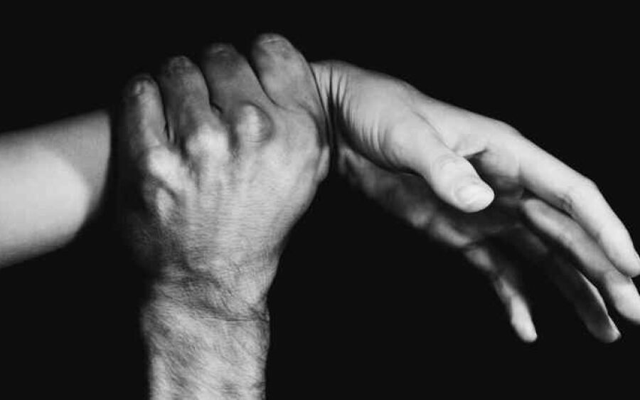 Homem é preso por espancar mulher e deixá-la ferida com roupas rasgadas