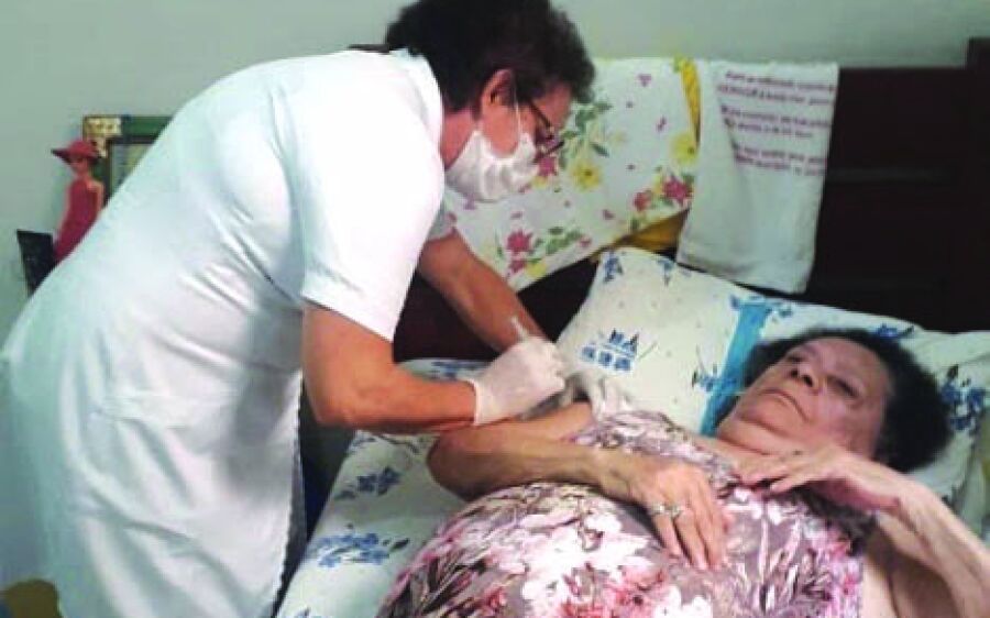 Idosos acamados estão sendo priorizados na vacinação contra a gripe