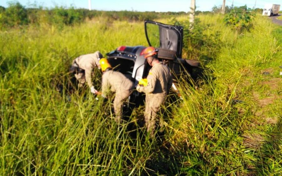Rapaz perde controle do carro, cai em barranco de rodovia de MS e é resgatado preso às ferragens