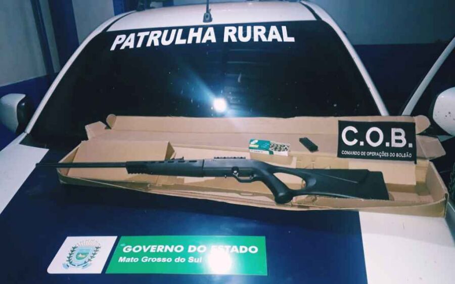 Durante discussão, marido usa rifle para atirar contra a mulher