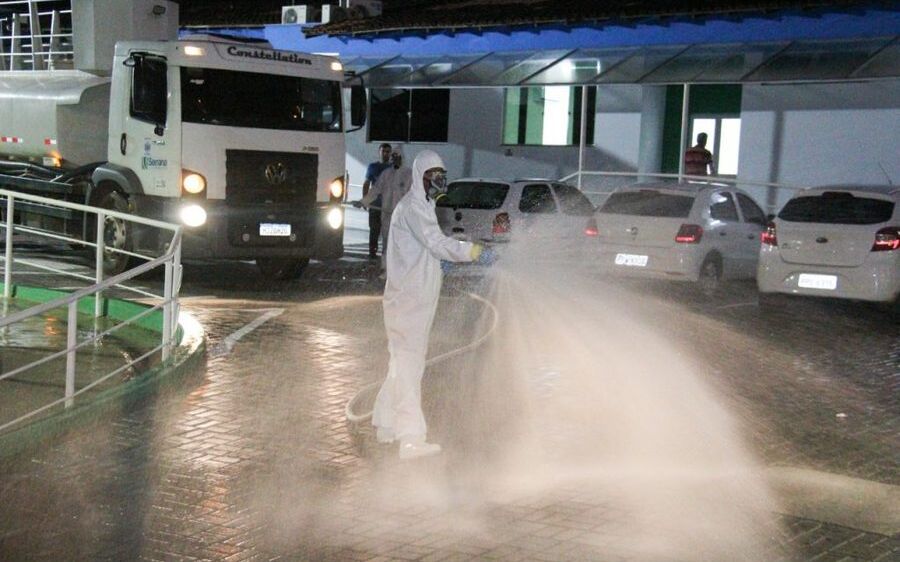 Prefeitura desinfeta ruas para proteger quem tem de sair de casa