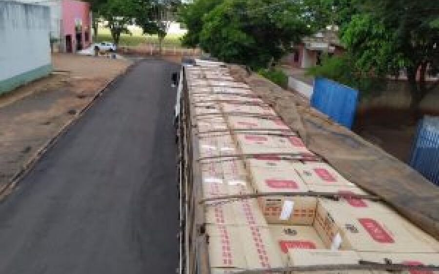 Ação conjunta DOF e PM de Naviraí apreende carreta abarrotada de cigarros