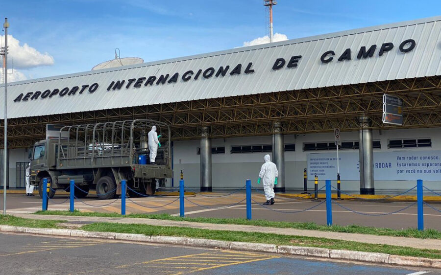Marinha faz descontaminação do aeroporto de Campo Grande como prevenção ao coronavírus