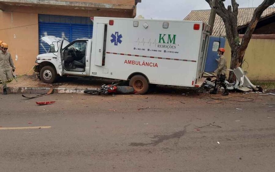 Motociclista é arrastado por 50 metros e morre em batida contra ambulância na Capital