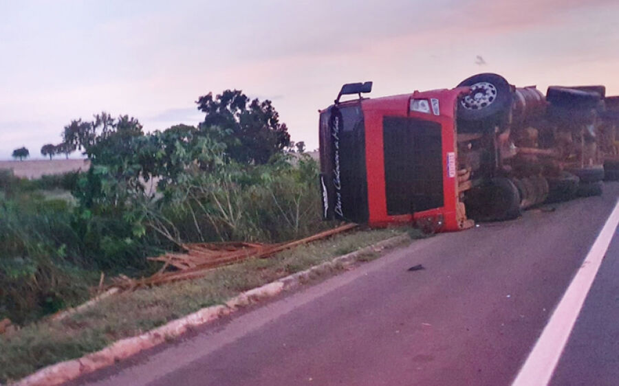 Motorista foge após carreta tombar na BR-163 em Coxim
