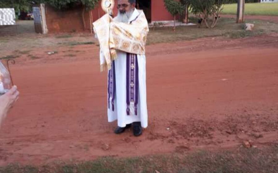 Padre celebra missa no meio das ruas de bairros para fiéis que estão na quarentena em MS