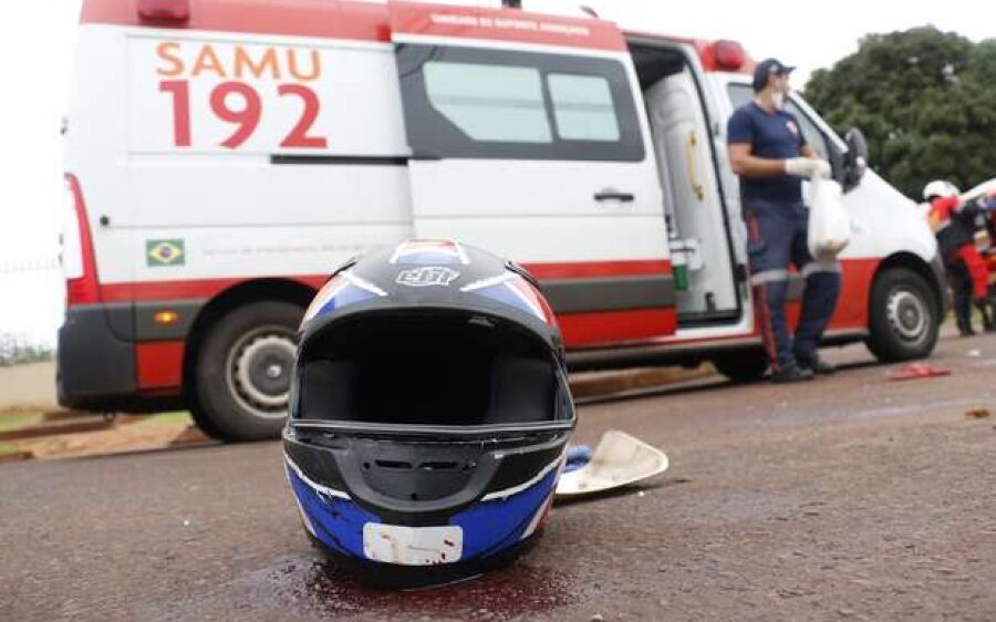TRAGÉDIA: mulher sem CNH bate moto em carro e morre em rotatória