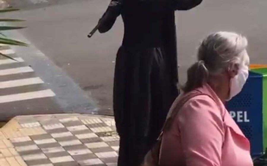 Homem usa fantasia da Morte para expulsar idosos de rua no interior de SP