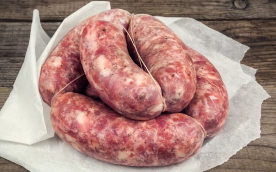 Esfomeado: ladrão furta linguiça defumada, calabresa e carne da casa idoso