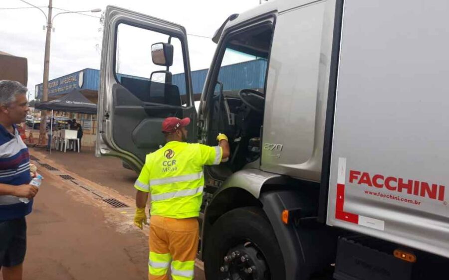 Caminhoneiros recebem lanches e limpeza de cabine de caminhão em ação na BR-163