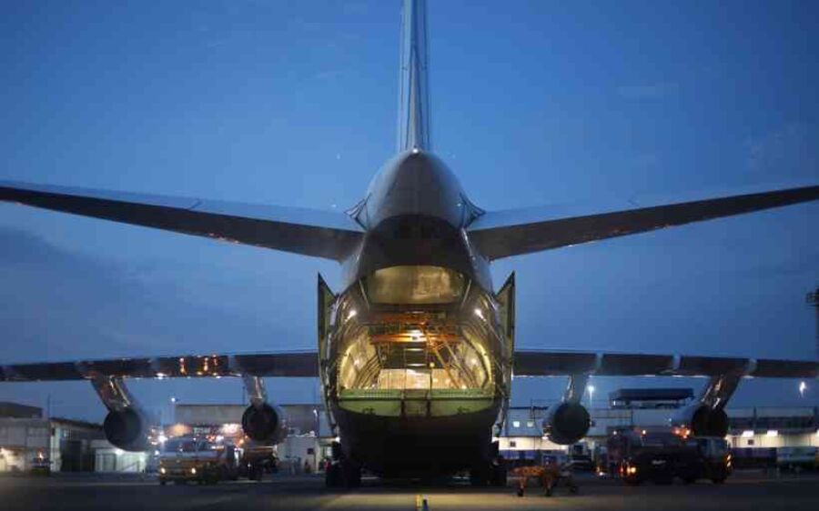 Segundo maior avião do mundo pousa em Brasília com 40t de máscaras