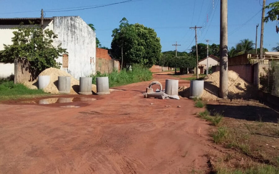 Usando trator vândalos destroem uma das barreiras sanitárias de Coxim