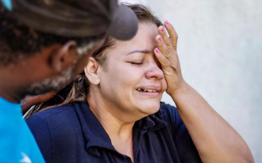 Mãe se desespera sem saber quando enterrará filha morta em posto