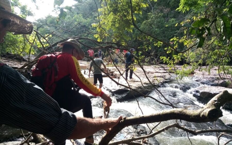 Menino de 13 anos é puxado por rebojo em cachoeira e morre afogado em Rio Negro