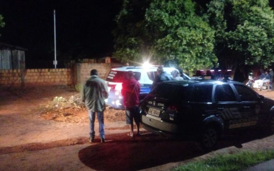 Homem foi morto a facadas no tórax; filho foi preso logo após o crime.
