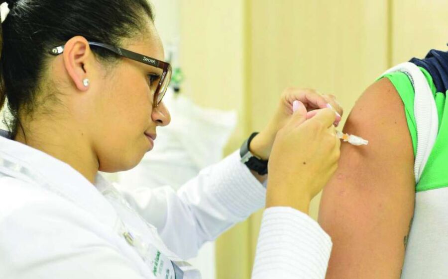 Vacina contra a gripe está disponível para caminhoneiros, doentes crônicos e agentes de segurança e 