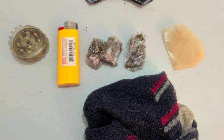 PM apreende adolescente por porte de drogas 