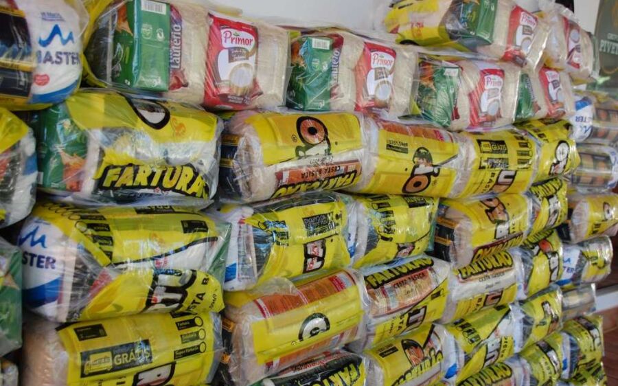 GRUPO PIVETA DOOU 100 CESTAS BÁSICAS PARA FAMÍLIAS EM RIO VERDE.