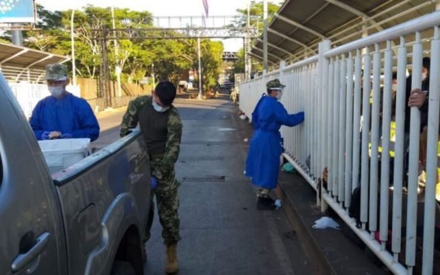 Paraguaios fogem da pandemia no Brasil e acabam “morando” sobre a Ponte da Amizade
