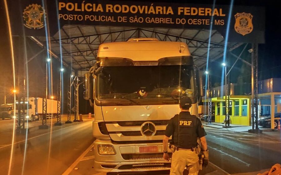 PRF recupera carreta em São Gabriel do Oeste 