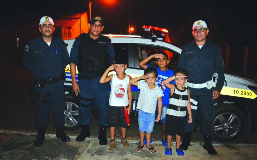 PM de Coxim faz surpresa em  aniversário de criança de 6 anos 