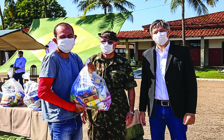 Prefeito e comandante do 47º BI entregam de kits de alimentos a alunos do Profesp